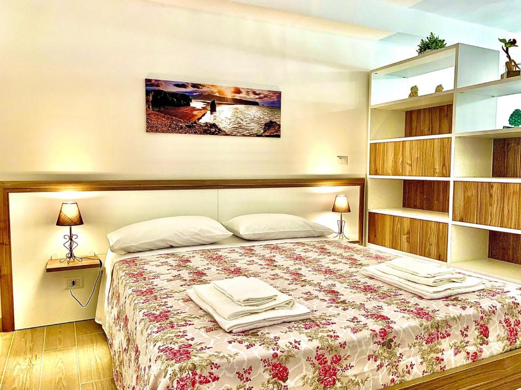1 dormitorio con 1 cama con toallas en Savoca Loft S. Antonio, en Savoca
