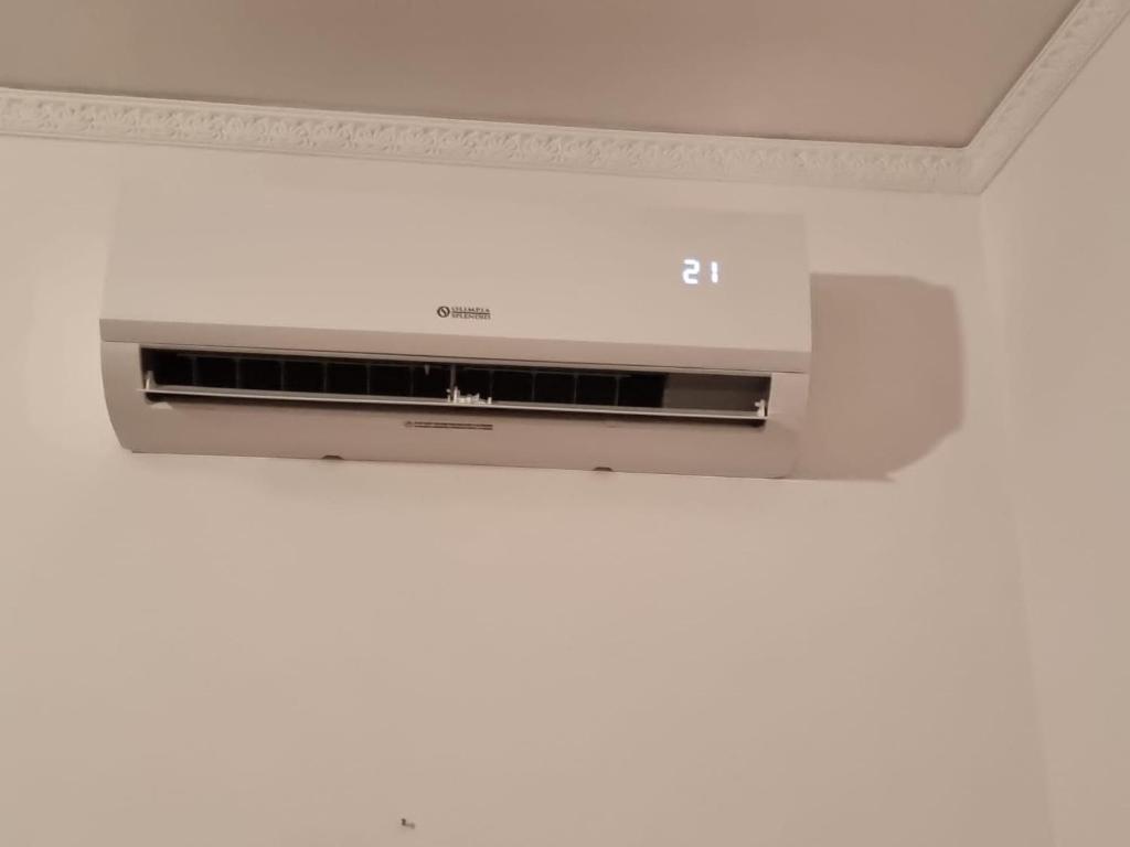 Aire acondicionado montado en el techo en una habitación en Casa Garri' Sciconi di Briatico en Briatico