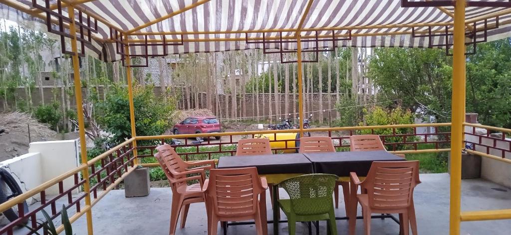 Balkón nebo terasa v ubytování Chandan Guest House