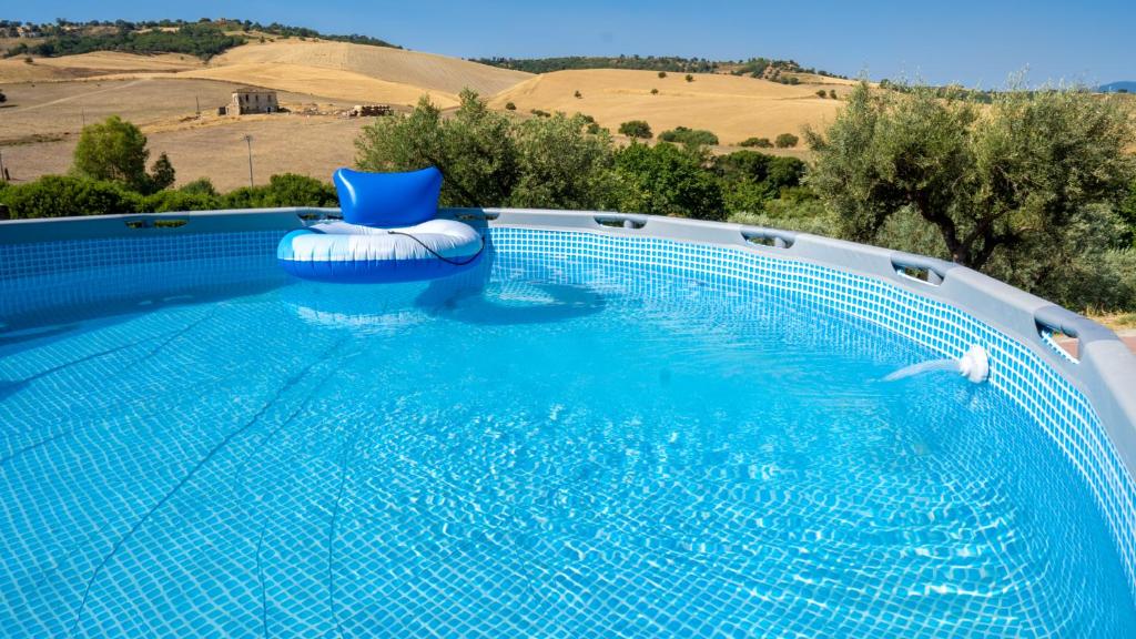 Bazén v ubytovaní Agriturismo Rende alebo v jeho blízkosti