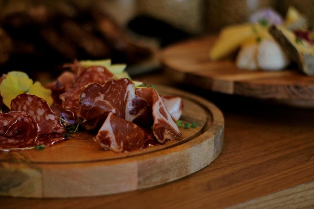 two plates of food on a wooden table at Le Rose Thé in La Ciotat