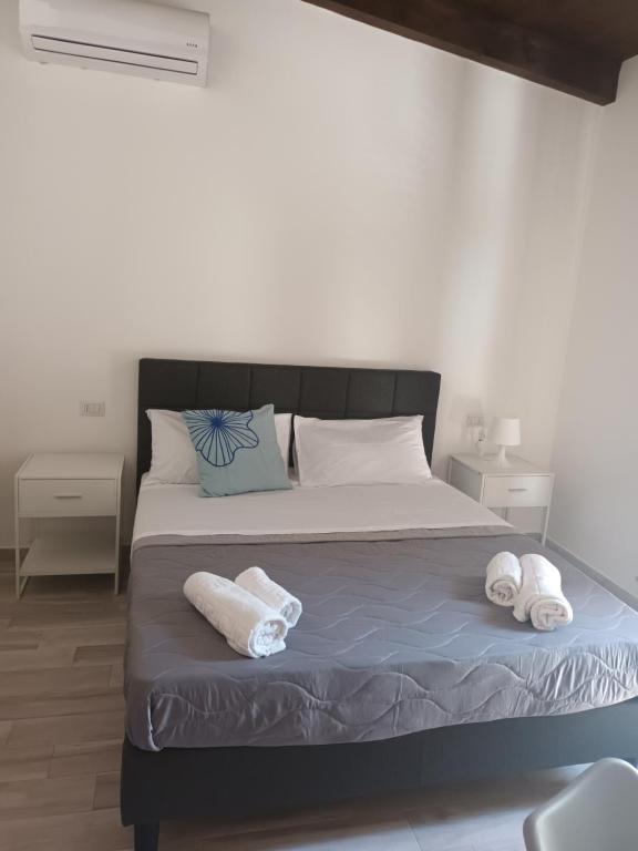 1 dormitorio con 1 cama con 2 toallas en B&B JoseyMaria, en Marina di Camerota