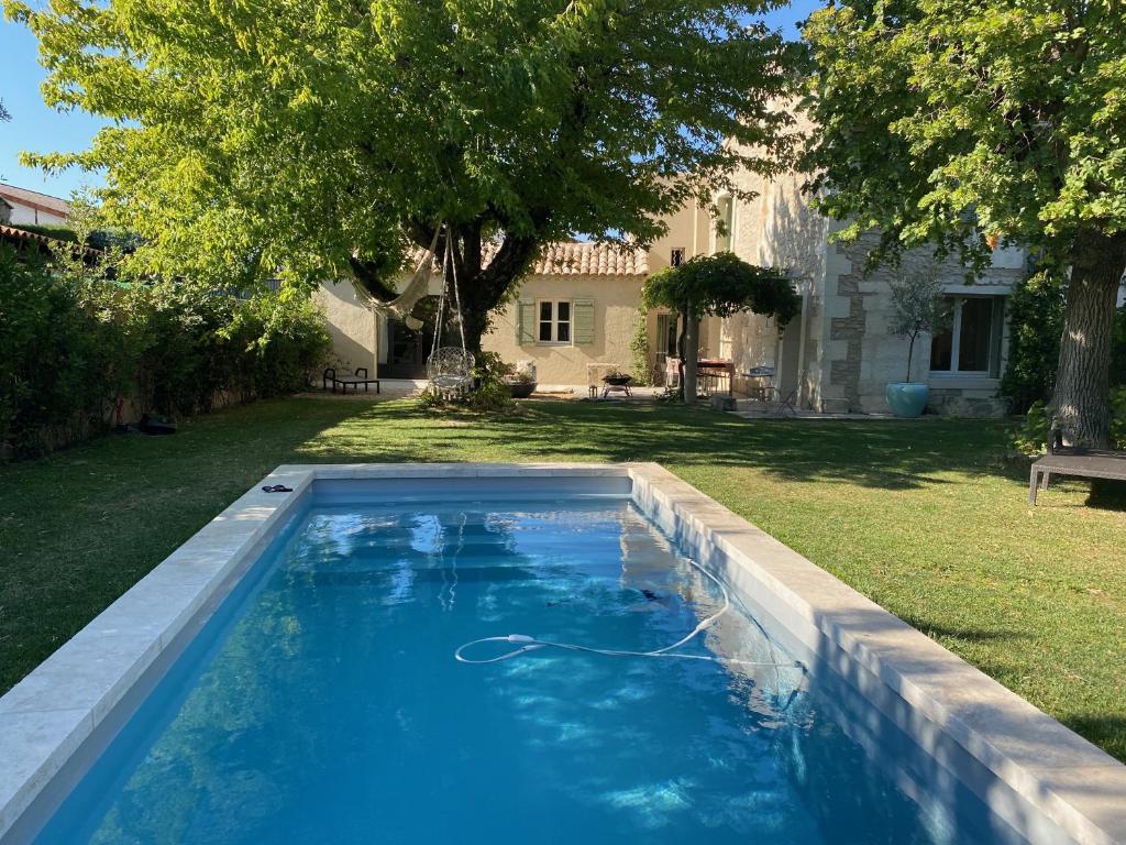 a swimming pool with a hose in a yard at Chez Beth in Saint-Rémy-de-Provence