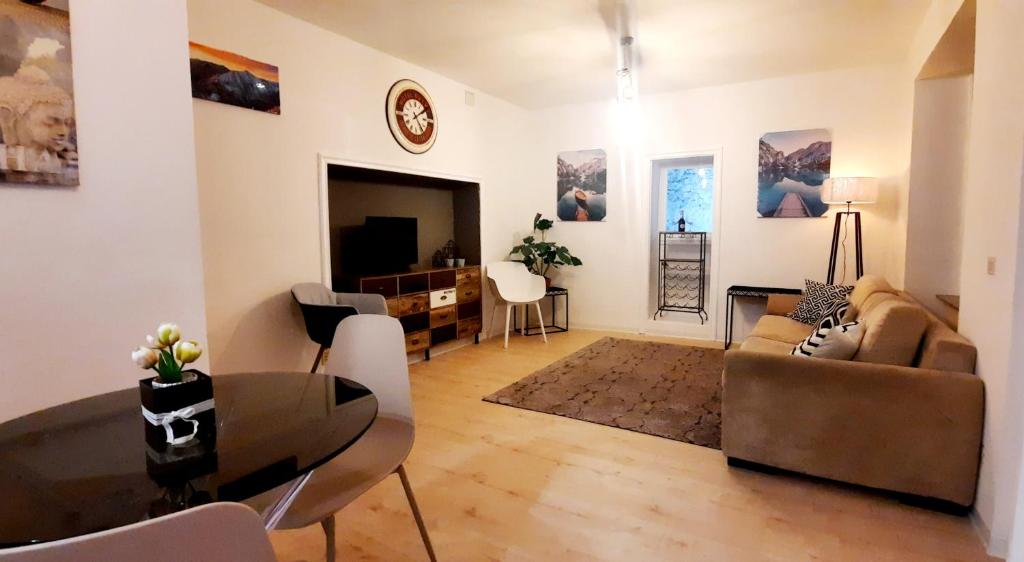 uma sala de estar com um sofá e uma mesa em Casa Giulia em Luino