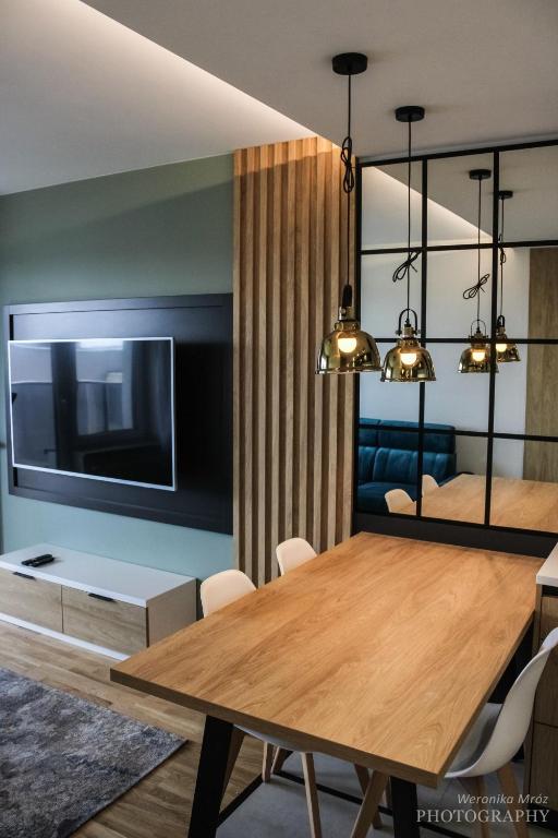 Televízia a/alebo spoločenská miestnosť v ubytovaní D Apartments Centrum Prowiantowa II