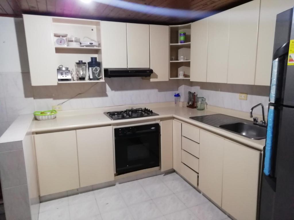 Köök või kööginurk majutusasutuses Habitaciones en Edificio Ginebra Manizales
