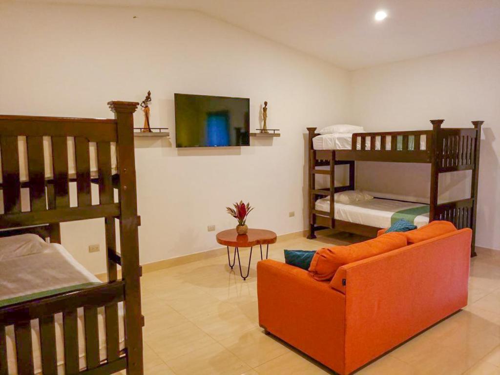 uma sala de estar com 2 beliches e um sofá em Hotel Victoria em Moyogalpa