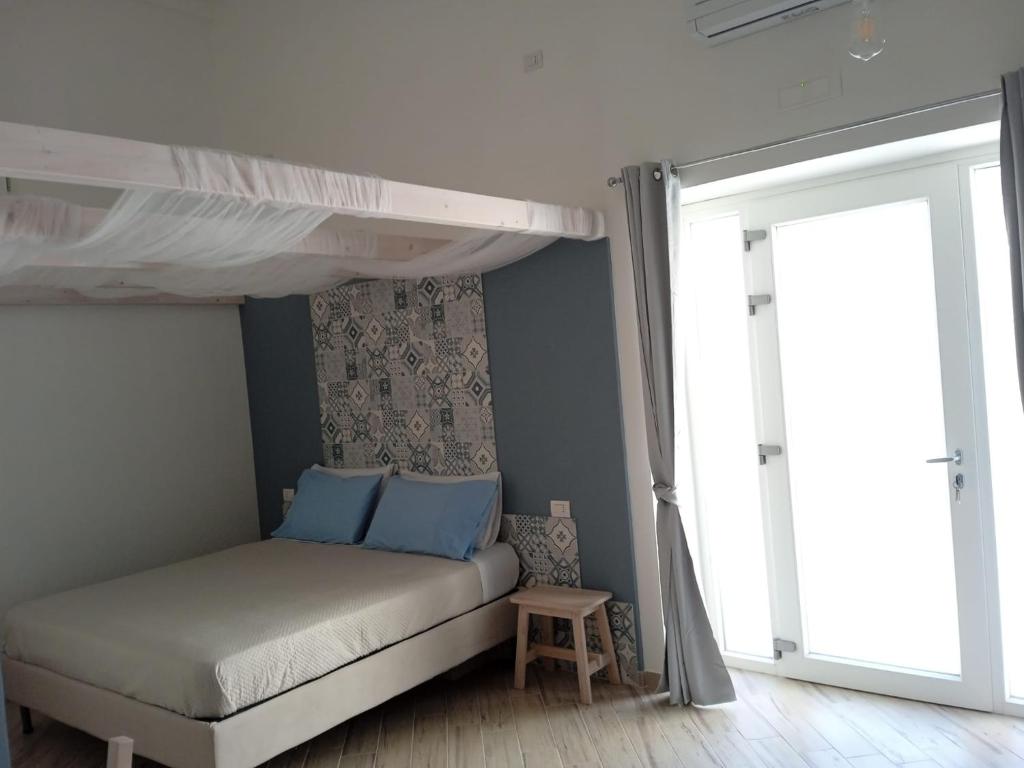uma cama num quarto com um beliche em CASTA DIVA em Sorrento