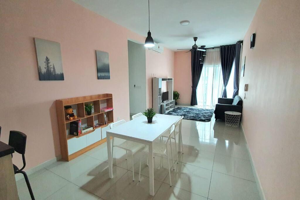 ein Wohnzimmer mit einem weißen Tisch im Zimmer in der Unterkunft Serene Stay Minimalist @ Southville City in Kajang
