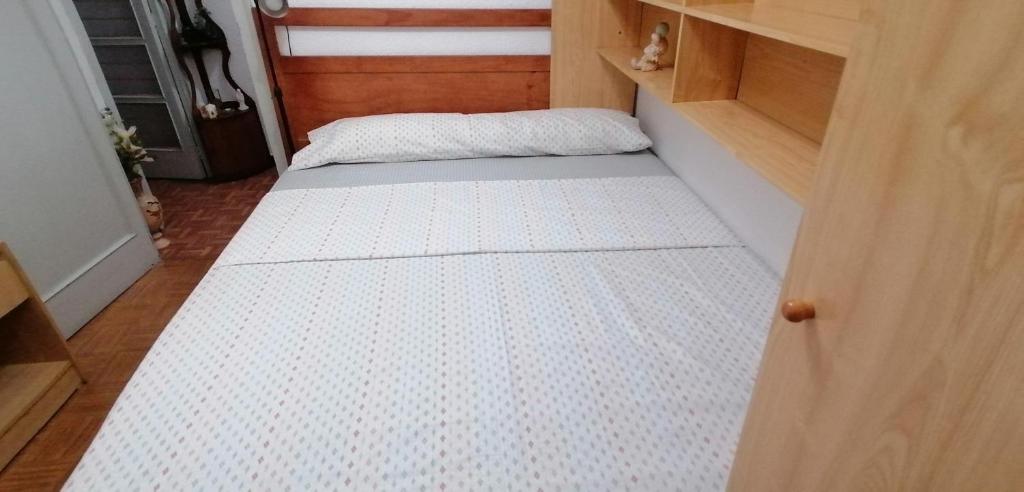 Kleines Zimmer mit 2 weißen Tischdecken auf dem Boden in der Unterkunft Mary's Rooms Low Cost in Valencia