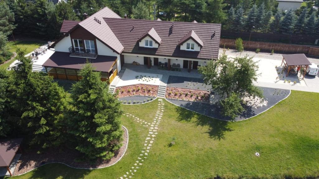 una vista aérea de una casa grande con patio en Lawendowy Staw, en Iława