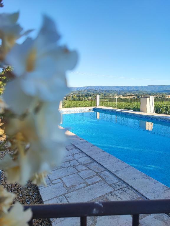 A piscina em ou perto de Vilajoun