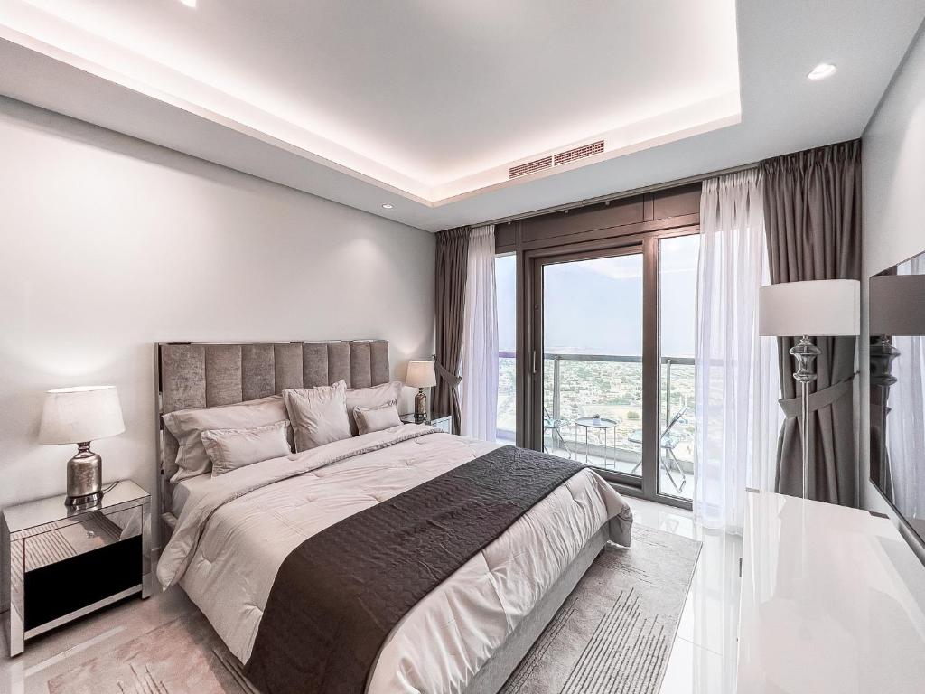 Postel nebo postele na pokoji v ubytování Luton Vacation Homes - Damac Paramount Midtown Business Bay Dubai - 37AB09