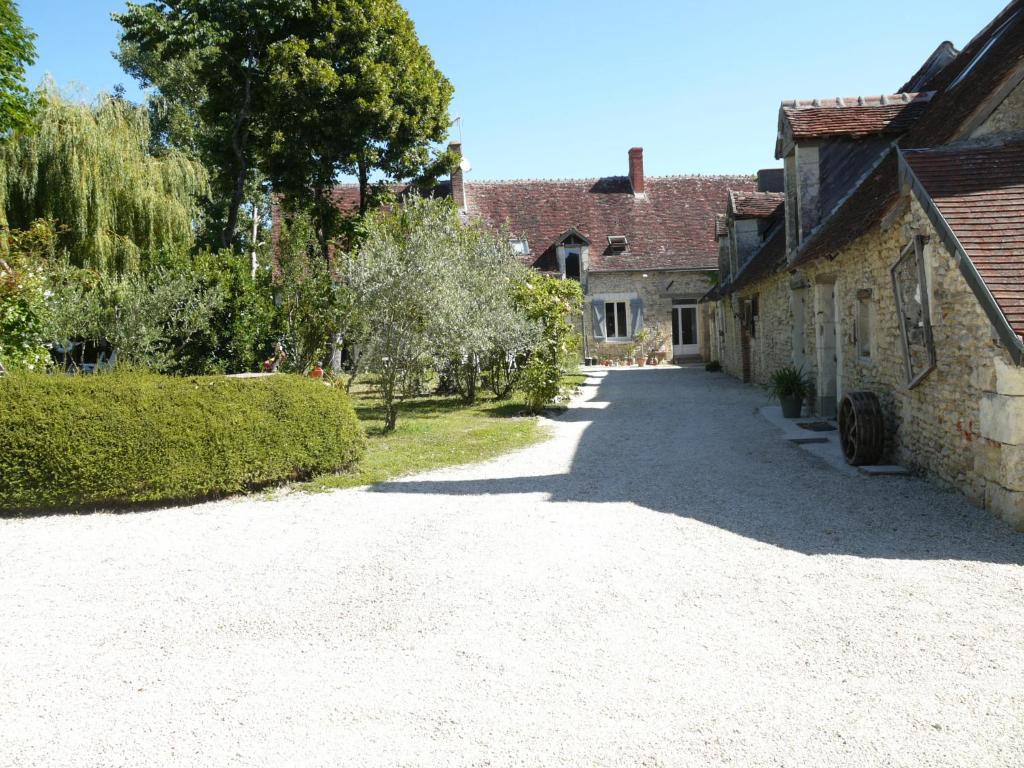 un vialetto di fronte a una casa alberata di Gîte de charme "Tellement Bien" proche zoo de Beauval et châteaux de la Loire a Génillé