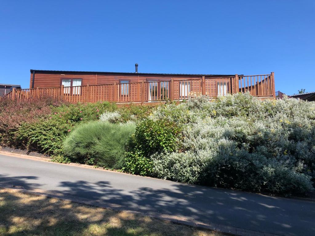 Bumblebee Lodge - Chalet Met Twee Slaapkamers
