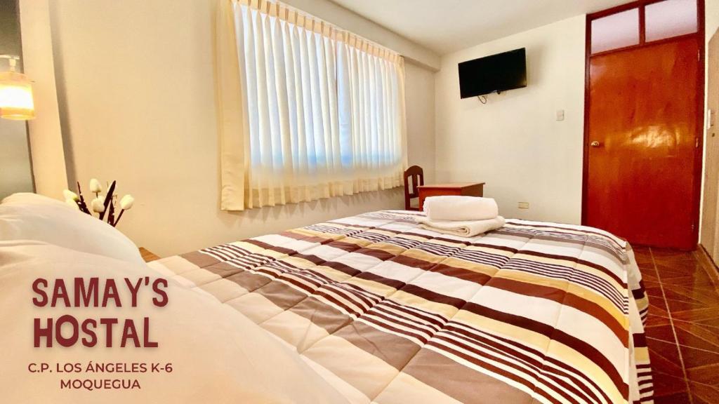 um quarto com uma cama grande num quarto em Samay's Hostal em Moquegua
