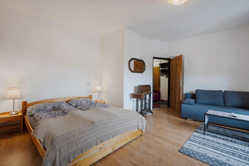 A bed or beds in a room at Apartman Belavita