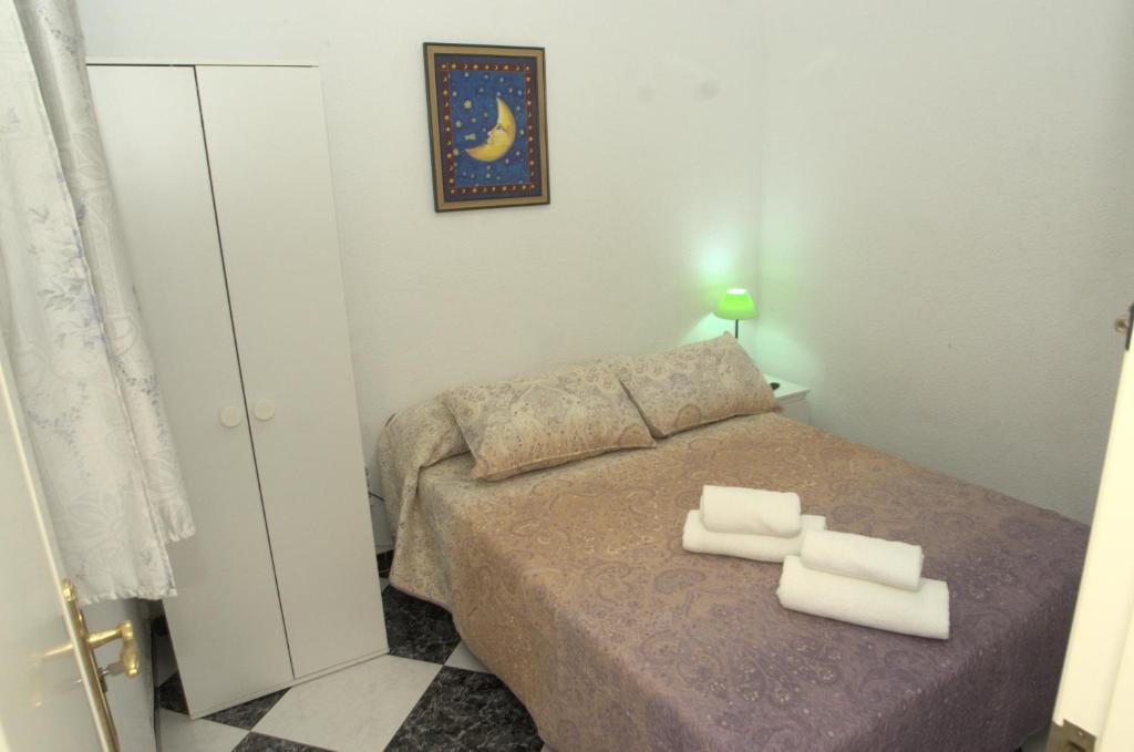 Posteľ alebo postele v izbe v ubytovaní Habitación en el corazón del centro de Malaga