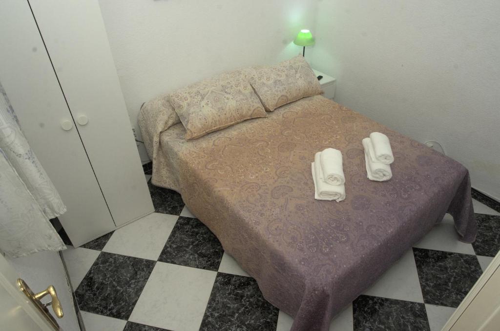 Posteľ alebo postele v izbe v ubytovaní Habitación en el corazón del centro de Malaga
