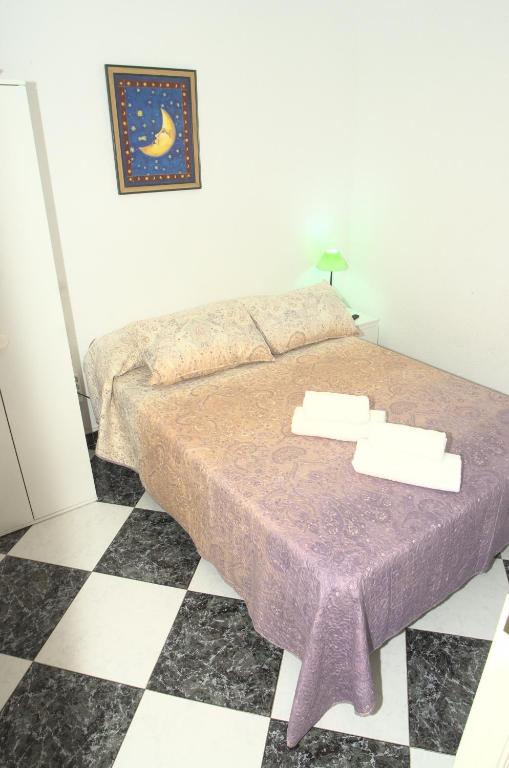 Posteľ alebo postele v izbe v ubytovaní Habitación en el corazón del centro de Malaga