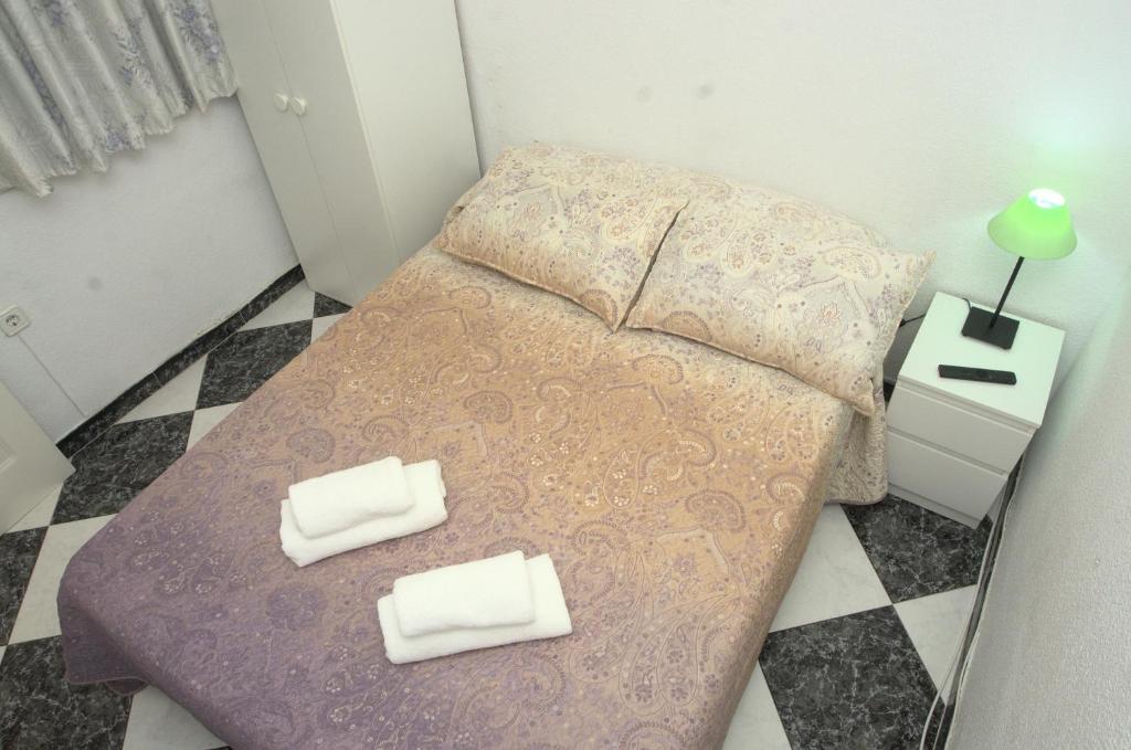 Posteľ alebo postele v izbe v ubytovaní Habitación en el corazón del centro de Malaga
