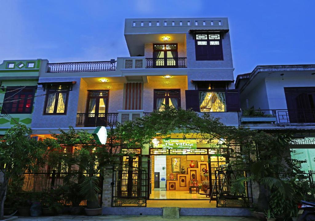 un edificio con una tienda delante de él en The Village Homestay, en Hoi An