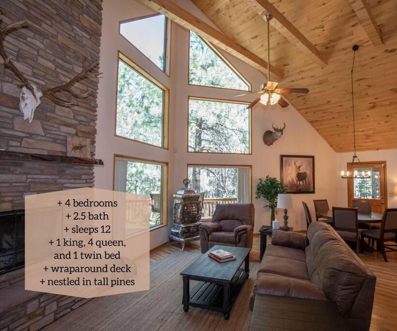 sala de estar con techo abovedado, sofá y mesa en The Duke Cabin - A FOREST LAKES Cabin in the Woods!, en Forest Lakes Estates