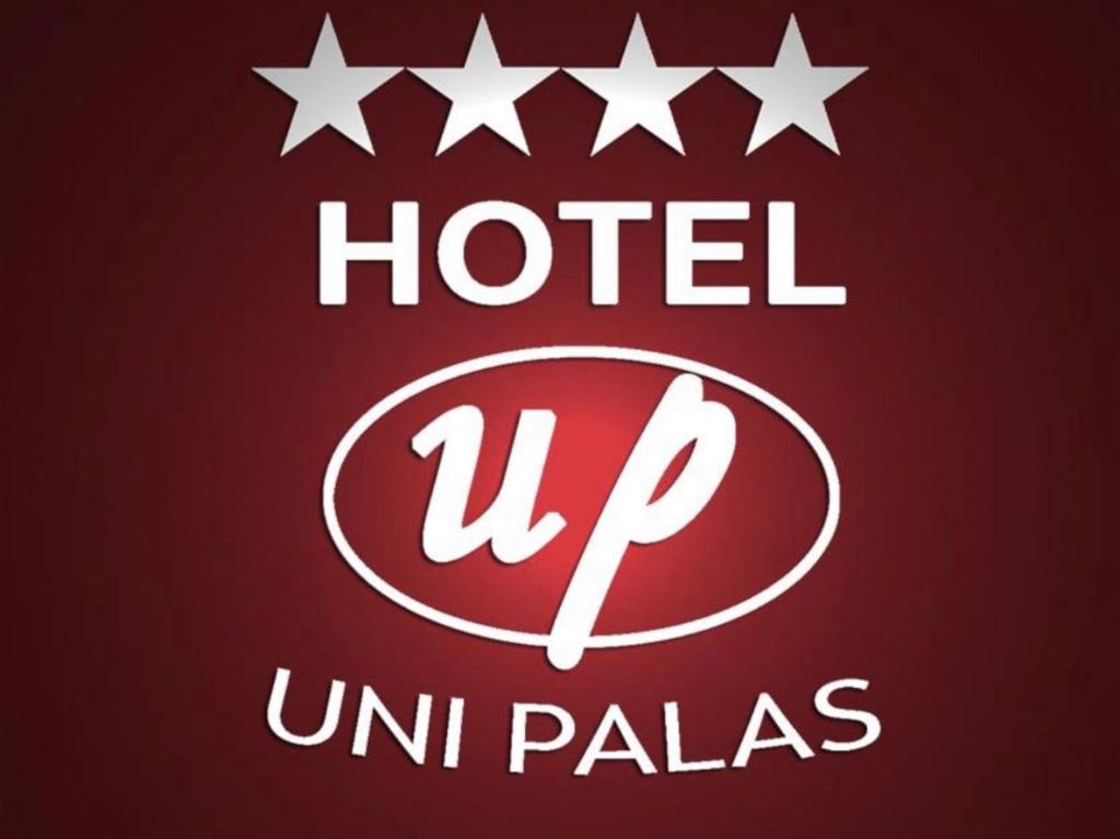un panneau indiquant un hôtel 4 étoiles dans l'établissement Uni Palas, à Kavadartsi