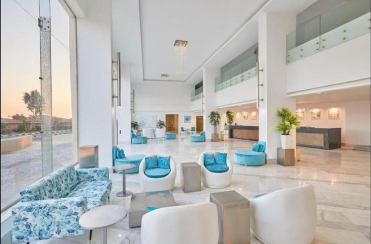 un vestíbulo con muebles azules en un edificio en Golden Palace Marina Hotel en El Alamein