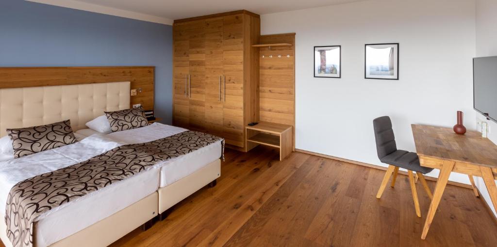 Ein Bett oder Betten in einem Zimmer der Unterkunft Greim15 --- ganzes Ferienhaus mit Fernsicht, Pool, Wellness