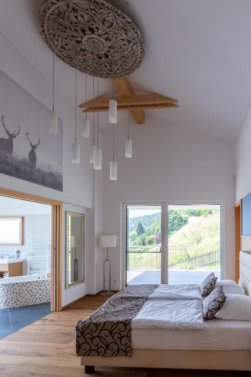 Ein Bett oder Betten in einem Zimmer der Unterkunft Greim15 --- ganzes Ferienhaus mit Fernsicht, Pool, Wellness