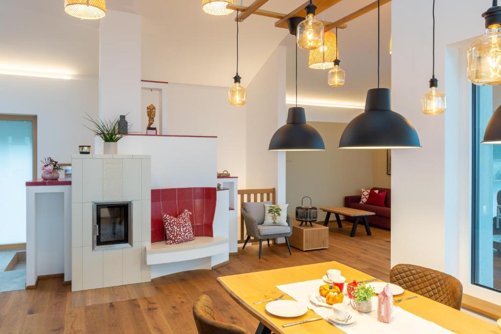 Ein Sitzbereich in der Unterkunft Greim15 --- ganzes Ferienhaus mit Fernsicht, Pool, Wellness