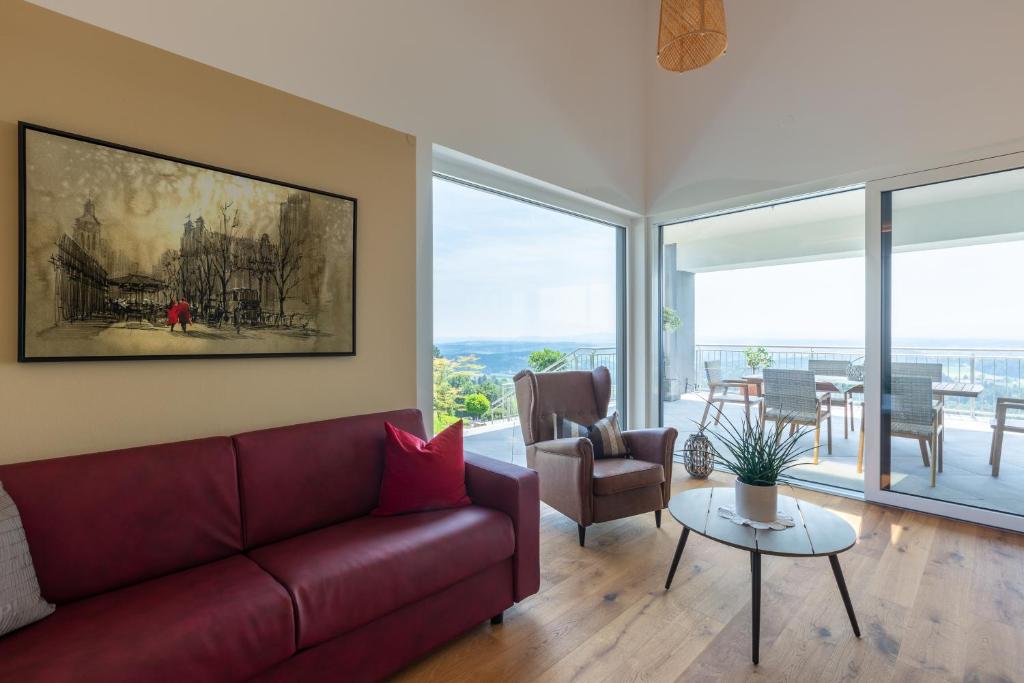 Ein Sitzbereich in der Unterkunft Greim15 --- ganzes Ferienhaus mit Fernsicht, Pool, Wellness