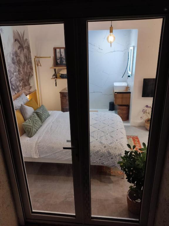 Postel nebo postele na pokoji v ubytování Superbe appartement avec jacuzzi avec jardin privé