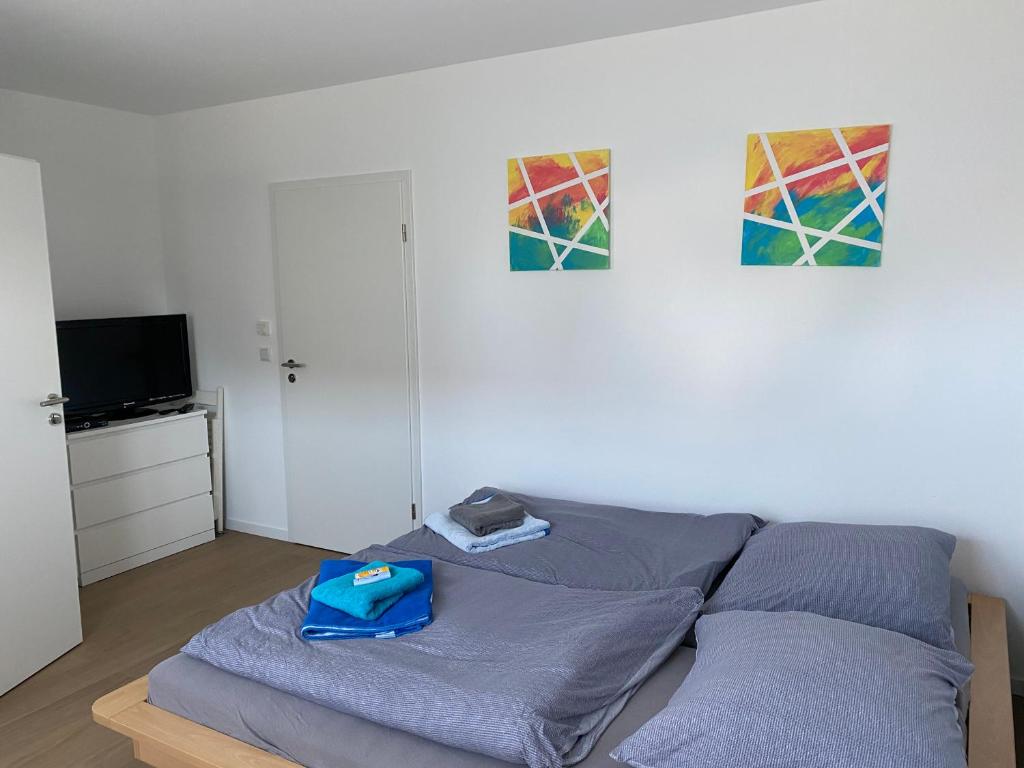 - une chambre avec un lit doté d'un sac bleu dans l'établissement Messezimmer nahe der Düsseldorfer Messe mit eigenem Eingang und gratis Minibar, à Düsseldorf