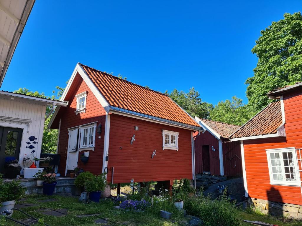 a row of colourful houses in a row at Sjarmerende stabbur, på gårdstun, perfekt for 2 in Kragerø