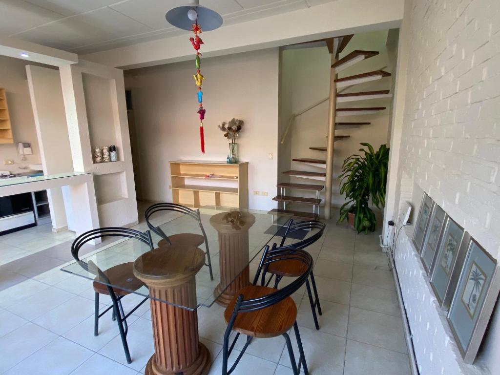 DUPLEX A PASOS DE PLAZA URQUIZA - Housity