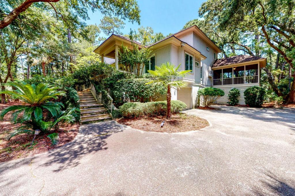 ein Haus mit einer Auffahrt davor in der Unterkunft 43 Trumpet Creeper in Kiawah Island