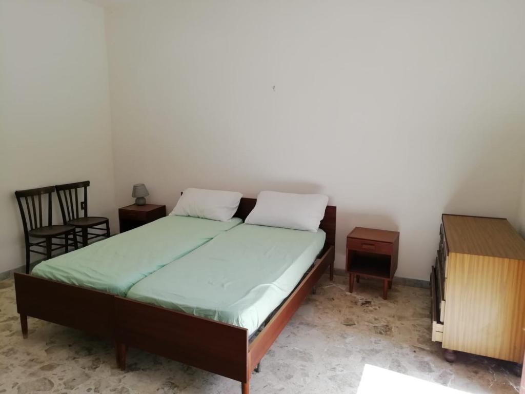 1 dormitorio con 1 cama, 1 mesa y 1 silla en Villa Filomena, en Montecorice