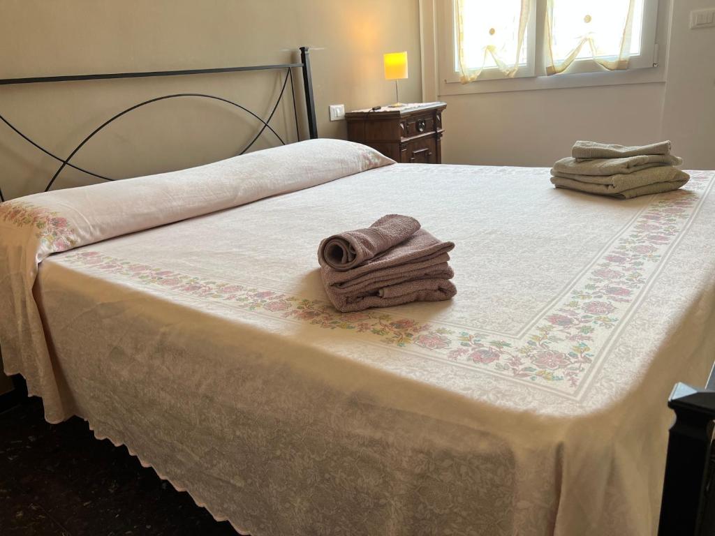 Una cama con dos toallas encima. en Don Pedro Beach House, en Savona