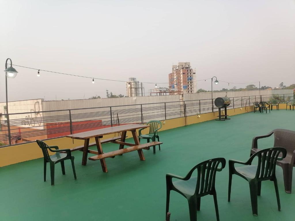 une table et des chaises sur le toit d'un navire dans l'établissement Hotel Casa Grande, à Encarnación