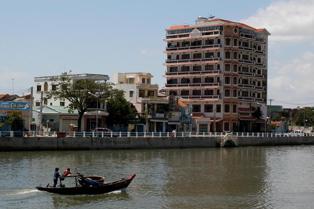 un grupo de personas en un barco en el agua en Ca Ty Hotel, en Phan Thiet