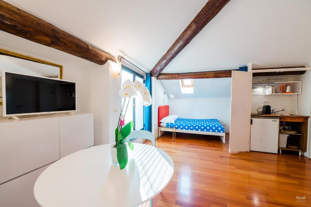 A kitchen or kitchenette at FEEL - Central Terrace