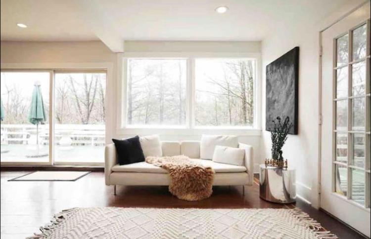 ein Wohnzimmer mit einem weißen Sofa und Fenstern in der Unterkunft The 212 Escape in Saugerties