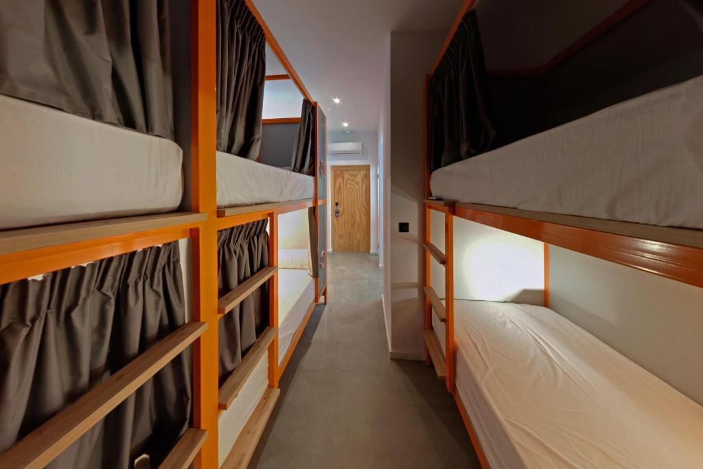 Postel nebo postele na pokoji v ubytování Konk Hostel