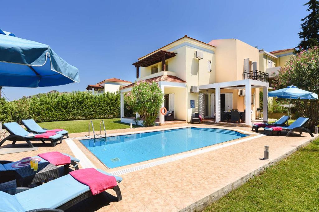 Bazén v ubytování Villa Athena Springs by Villa Plus nebo v jeho okolí