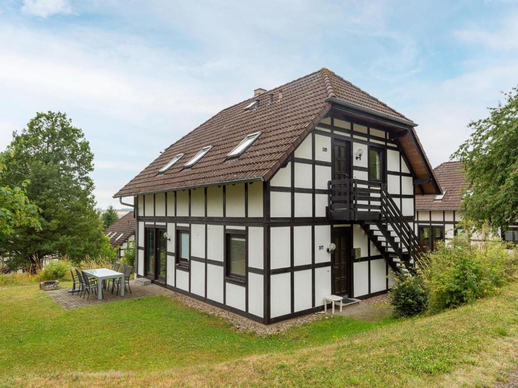 FrankenauにあるHalf timbered house in Kellerwald National Park with a fantastic viewの古屋