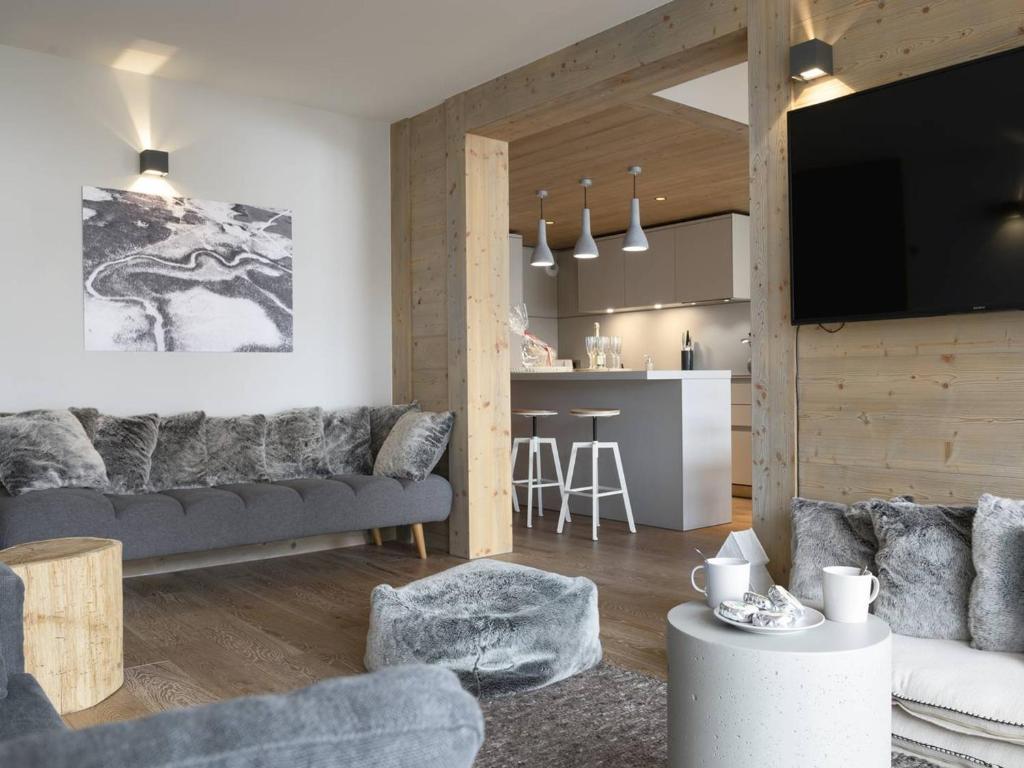 Телевизор и/или развлекательный центр в Appartement 96m² - 8 pers - Courchevel Village - Centre station & à côté des pistes - Balcon - SPA - FR-1-631-104