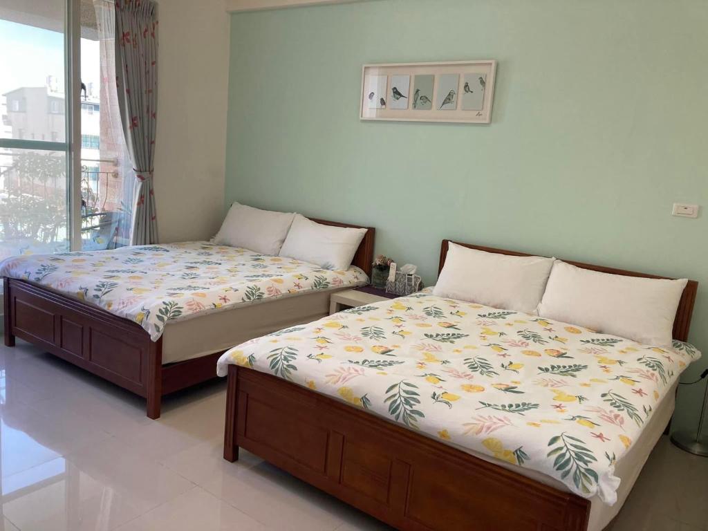 sypialnia z 2 łóżkami i oknem w obiekcie Feng Su w mieście Donggang