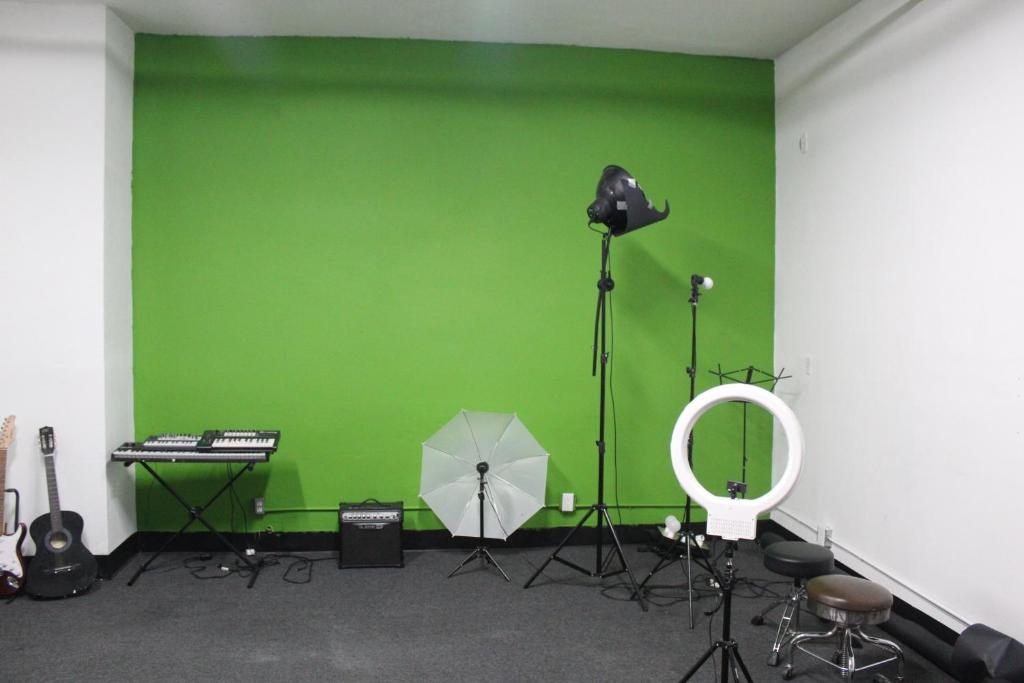 een groene kamer met een microfoon en een paraplu bij Artist Housing - Downtown in Los Angeles